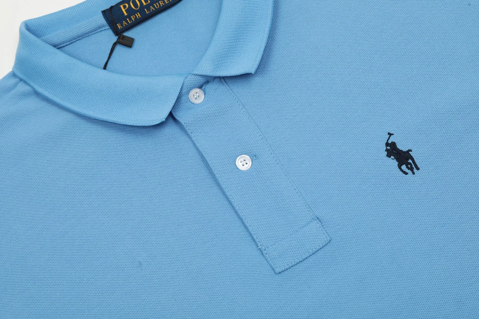 🅿️152 "Top quality" Style number: DS001# (not off the shelves all year round) [Ralph Lauren classic pony embroidered lapel POLO short sleeves] ✅Ralph Lauren Ralph Lauren classic basic versatile POLO short sleeves ✅Main supply platform live broadcast Wholesale entities will be replenished when out of stock Not removed from the shelves ✅ZP quality 1:1 version Scan the code to enter the GF website Z cabinet quality ✅Detailed quality The only one in Guangzhou Imported pique fabrics Mainly high-end, cost-effective and good quality. Needless to say, the version is restored to the original version. The maximum size can be worn up to 210 pounds. Loose, comfortable and stress-free. ✅Wear for work and life. Suitable for various occasions. A must-have recommendation for couples. Size:
